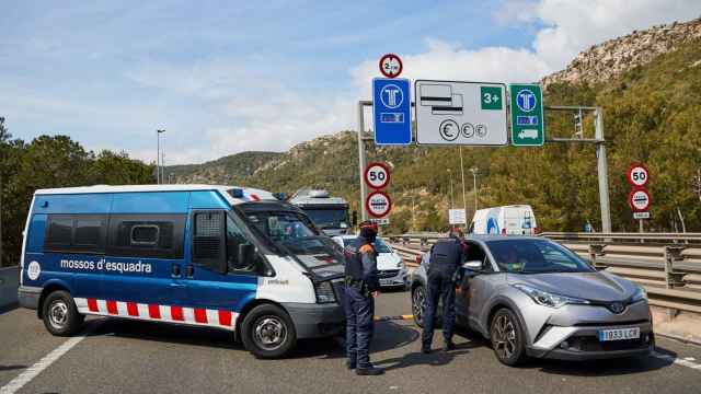 Control de los Mossos d'Esquadra durante la cuarentena / EFE