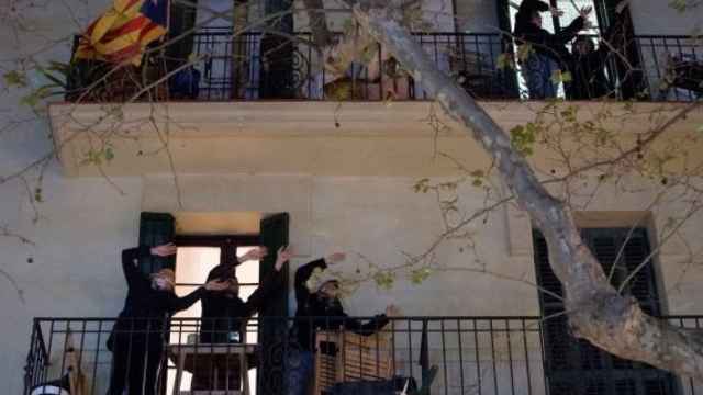 vecinos bailan sagrada familia_570x340