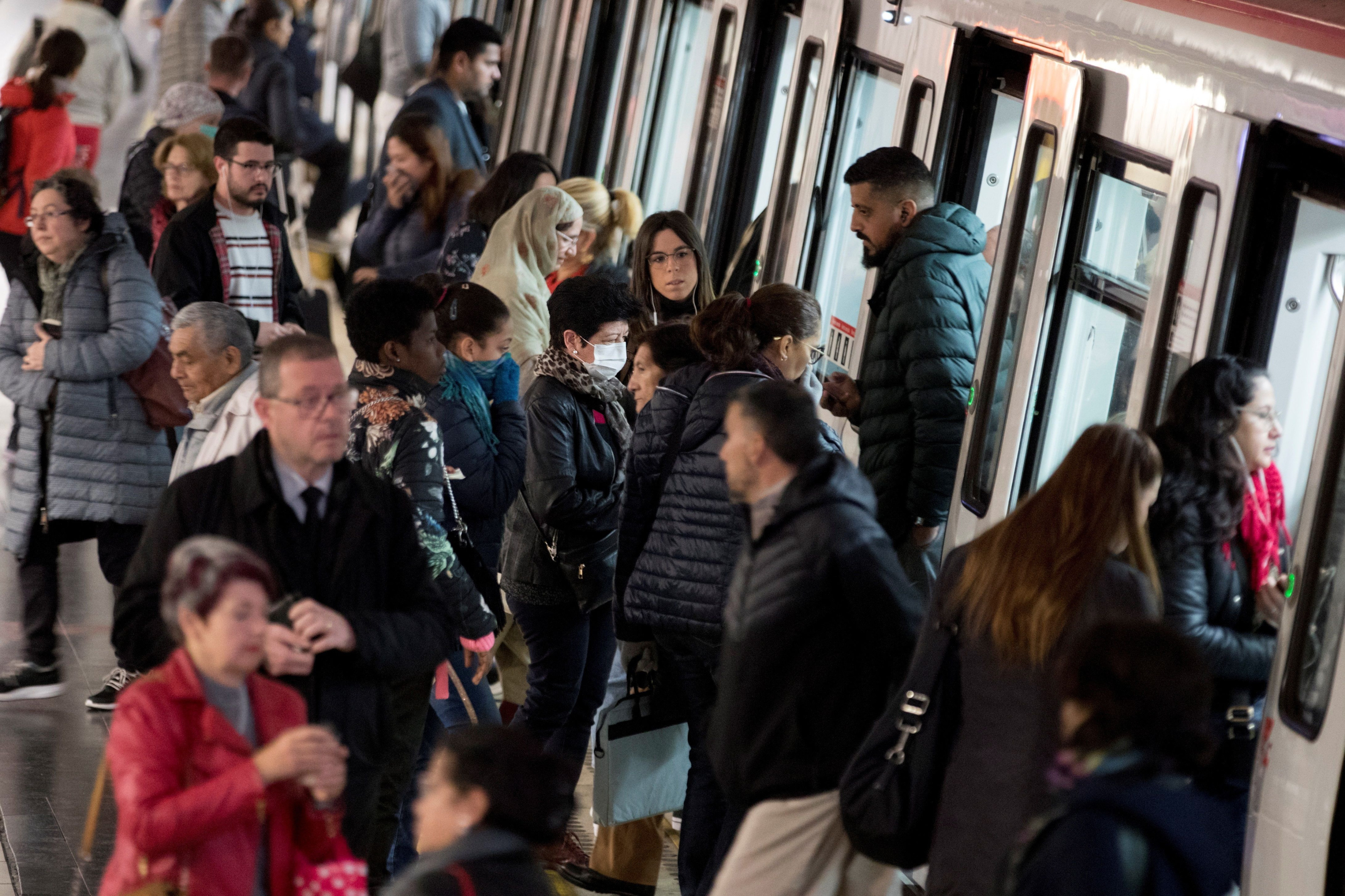 Aglomeraciones en el metro de Barcelona durante el primer día laborable después de que se decretara el estado de alarma