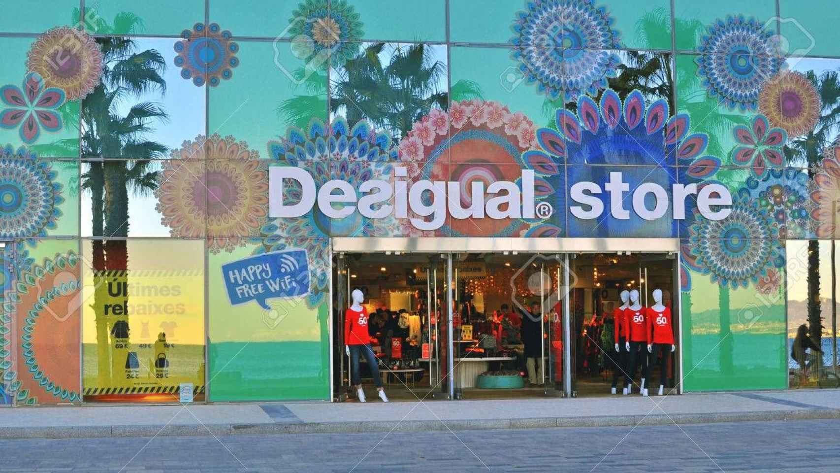 Foto de una tienda Desigual en Barcelona, una de las empresas que ha presentado un ERTE esta semana / ARCHIVO