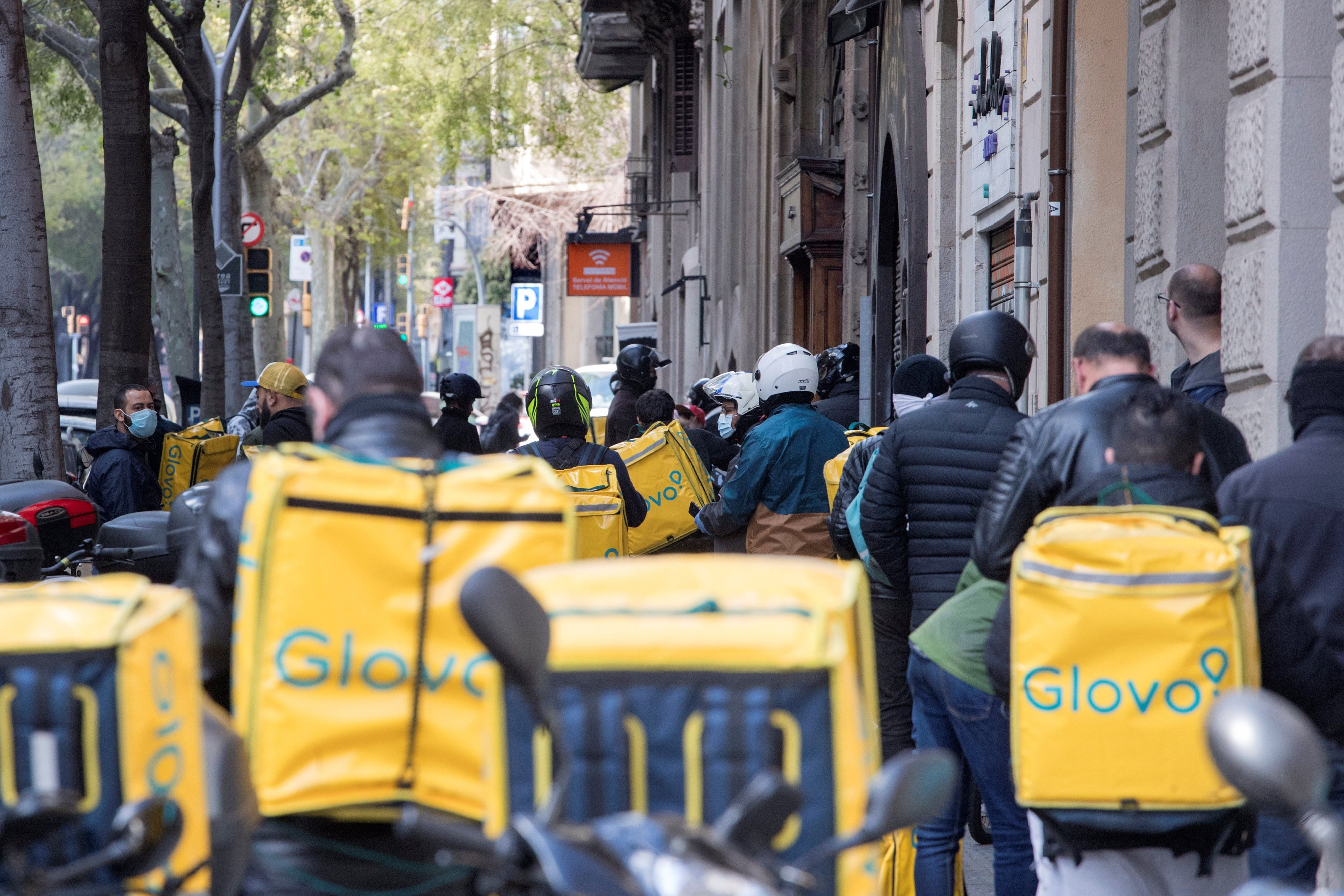 Trabajadores de Glovo esperan su turno para recoger sus pedidos en Barcelona / EFE