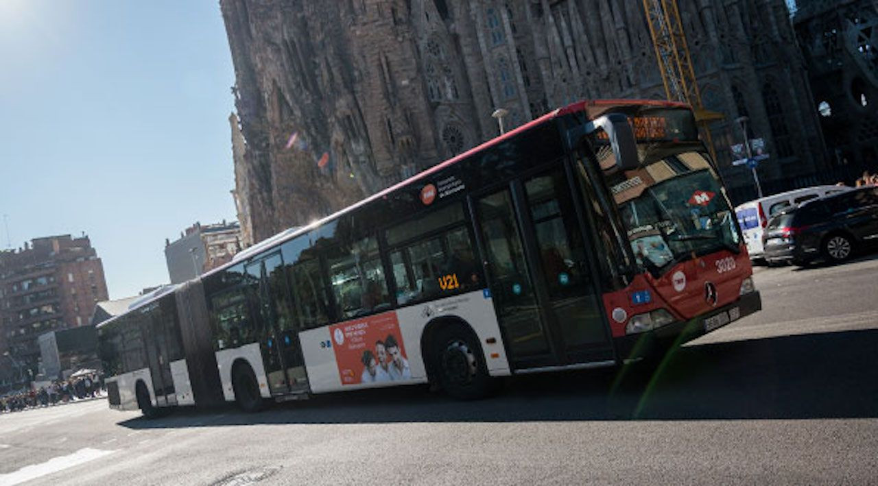 Un autobús de Barcelona, con pocos pasajeros, circula al lado de la Sagrada Família / TMB