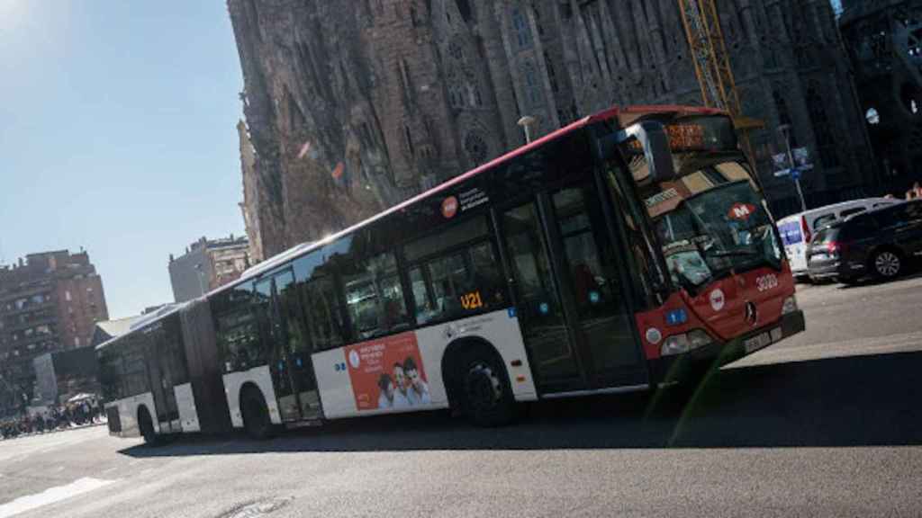 Un bus de TMB, a su paso por la Sagrada Familia / ARCHIVO TMB