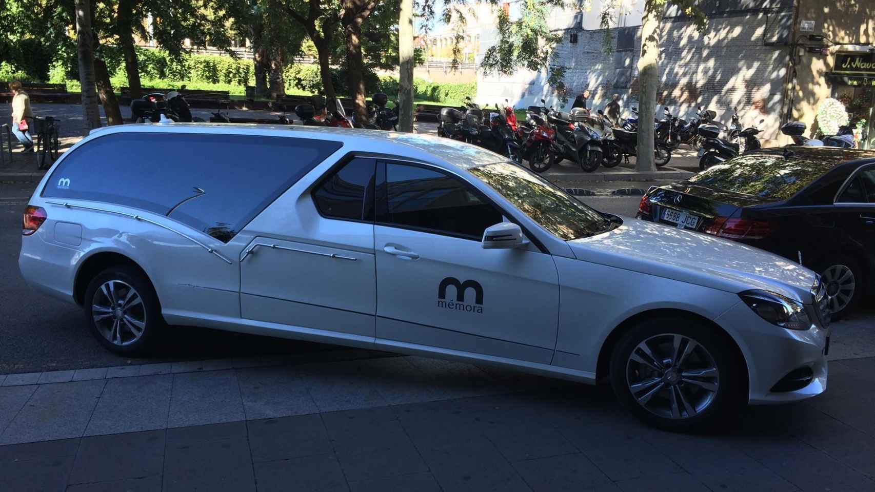 Coche funerario de color blanco de Grupo Mémora / WEB OFICIAL GRUPO MÉMORA