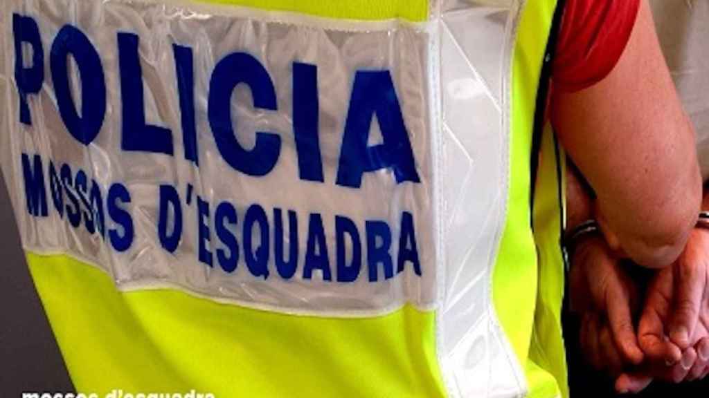 Un mosso d'esquadra durante un arresto / TWITTER MOSSOS