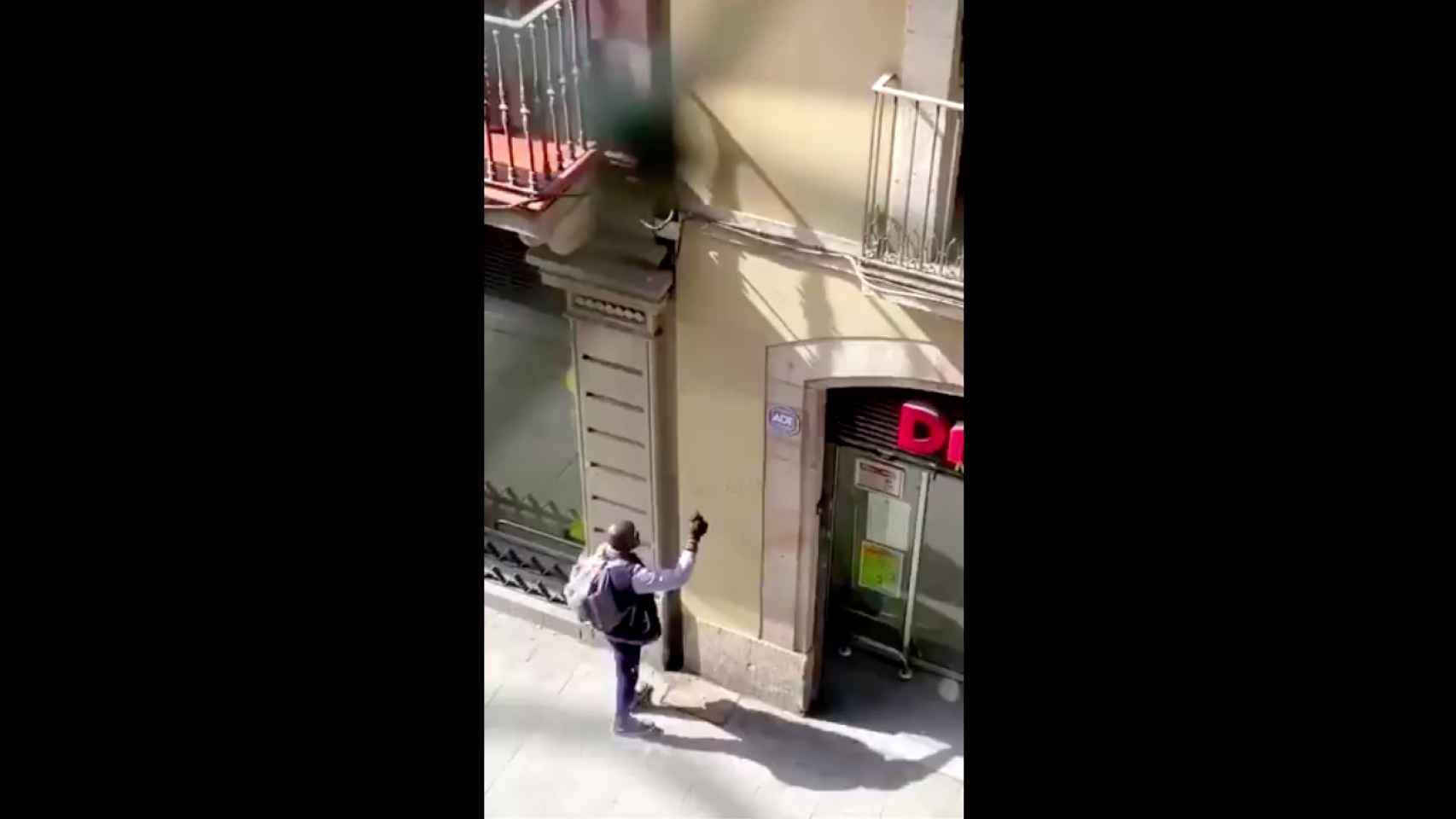 Un hombre pinta una fachada durante el aislamiento en El Raval / HELPERS