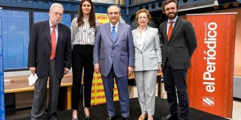 Joan Tapia (1i) y la directora de 'El Periódico de Catalunya', Anna Cristeto (2i), junto a directivos de Prensa Ibérica