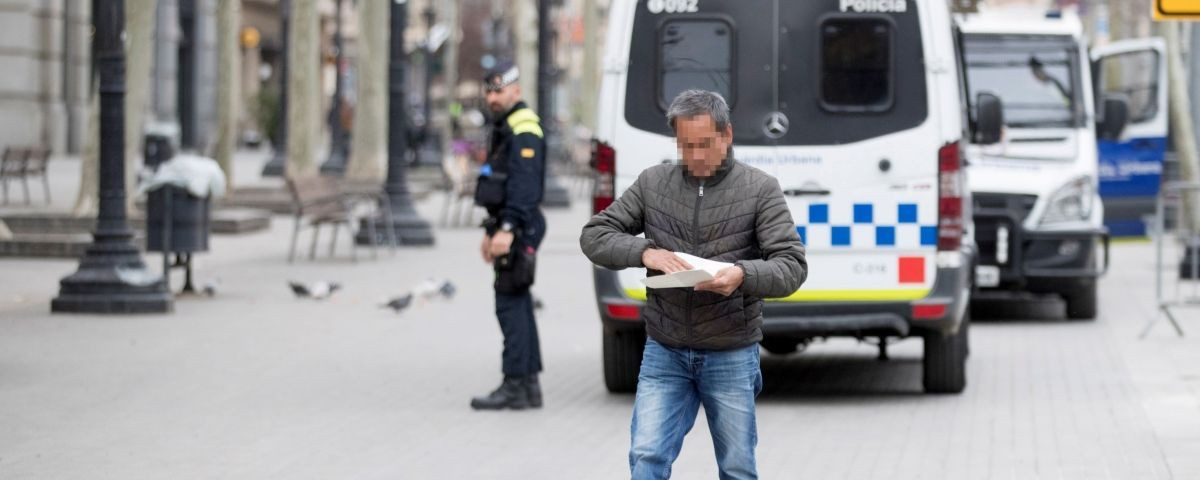 Un ciudadano tras ser multado por la Guardia Urbana de Barcelona / EFE