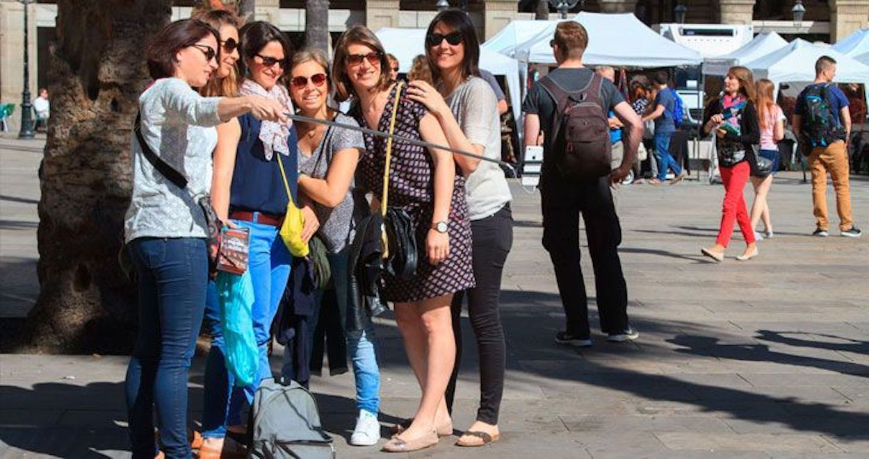 Turistas extranjeras haciéndose un selfie en el centro de Barcelona / EFE