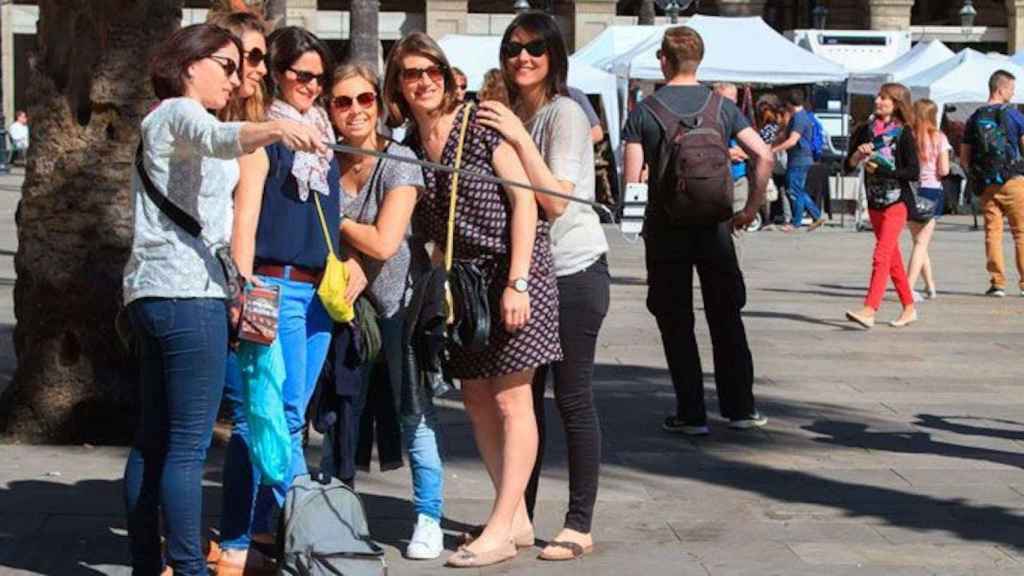 Turistas extranjeras haciéndose un selfie en el centro de Barcelona