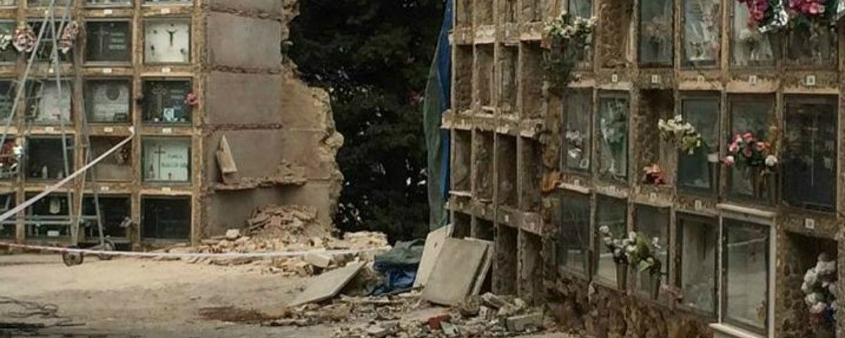Estado de las sepulturas del Cementerio de Montjuïc tras el derrumbe de 144 nichos