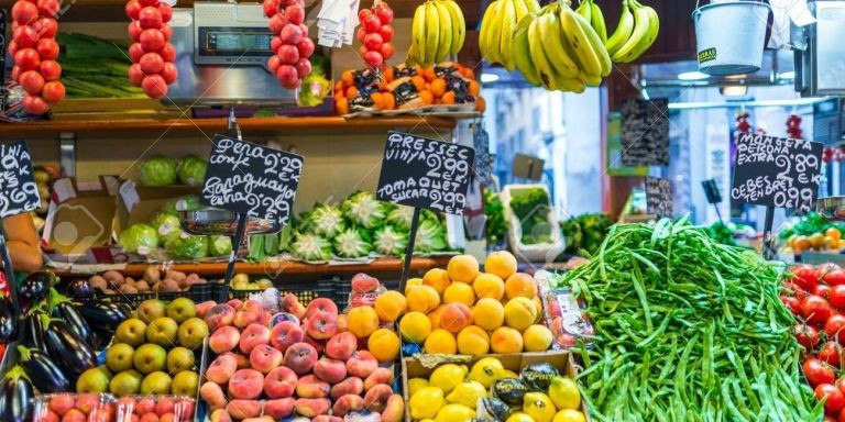 Escaparate de una frutería de Barcelona con múltiples productos