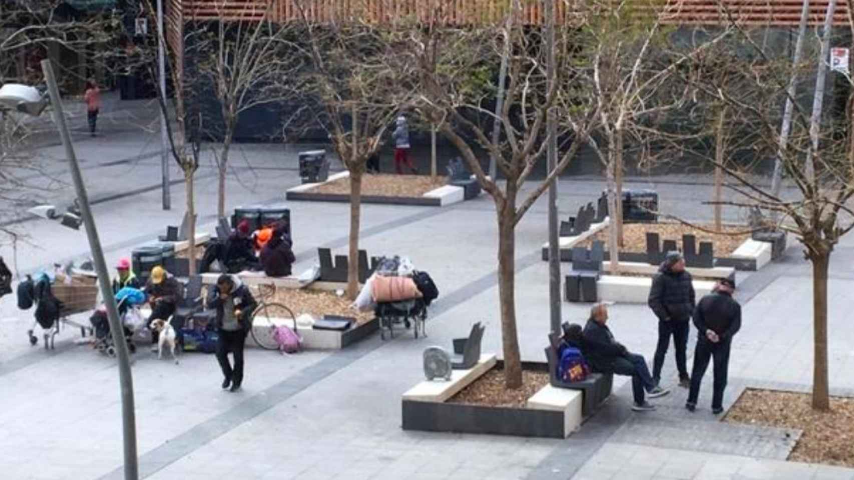 Varias personas en la plaza de la Gardunya durante el estado de alarma / Net Raval