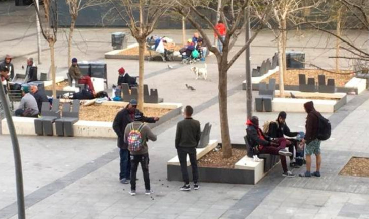 Varias personas en la plaza de la Gardunya durante el estado de alarma / Net Raval