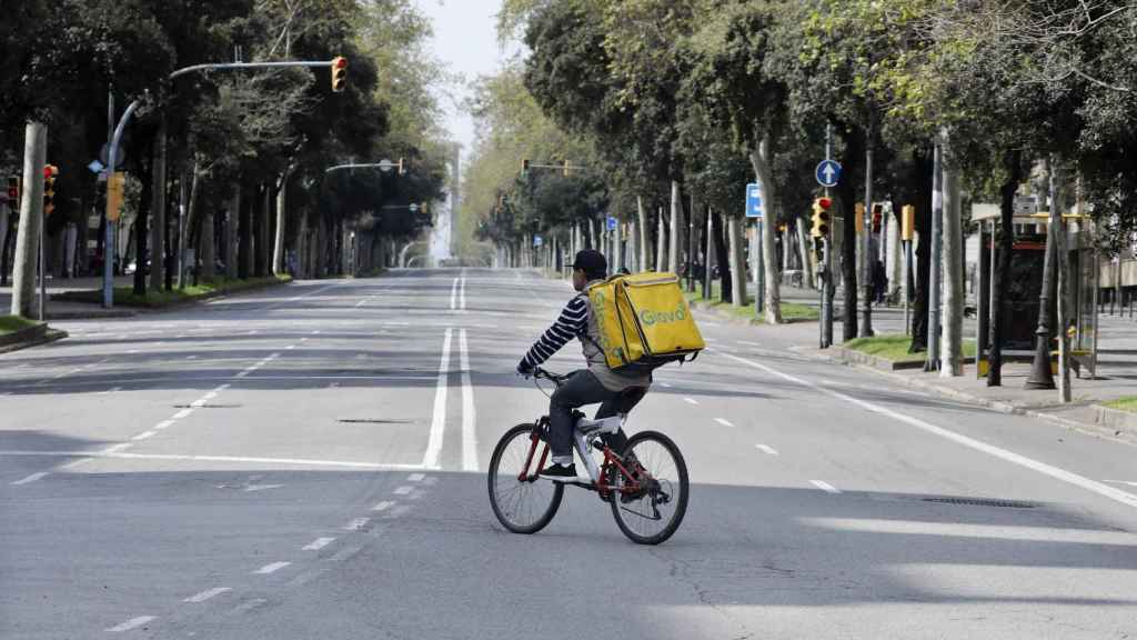 Un 'rider' de Glovo solo por la Diagonal en una imagen de archivo / EFE