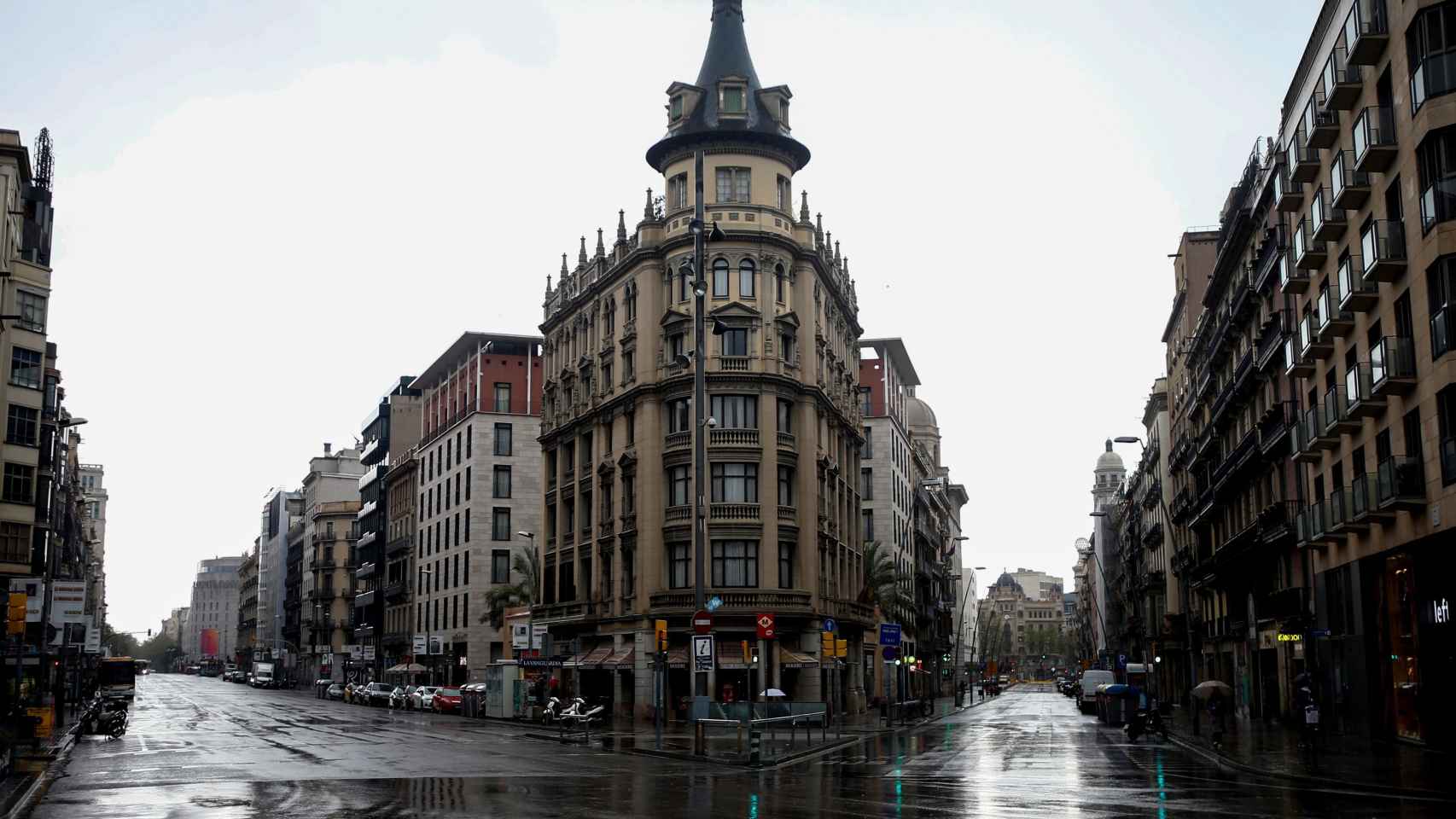 La ronda Universitat de Barcelona vacía durante el confinamiento de Barcelona / EFE