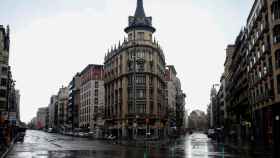 La ronda Universitat de Barcelona vacía durante el confinamiento de Barcelona / EFE