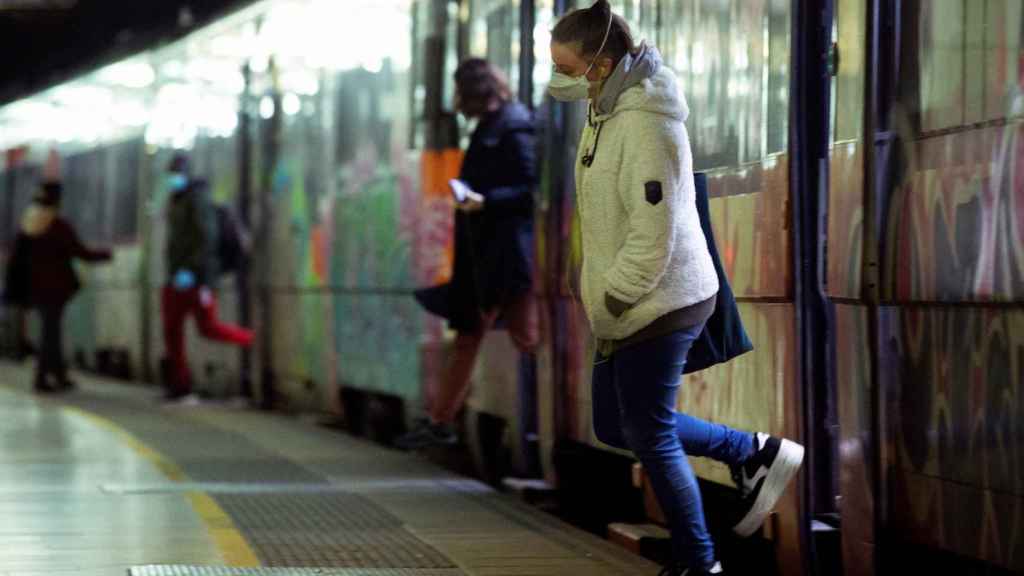 Pocos viajeros bajan de un tren de Rodalies