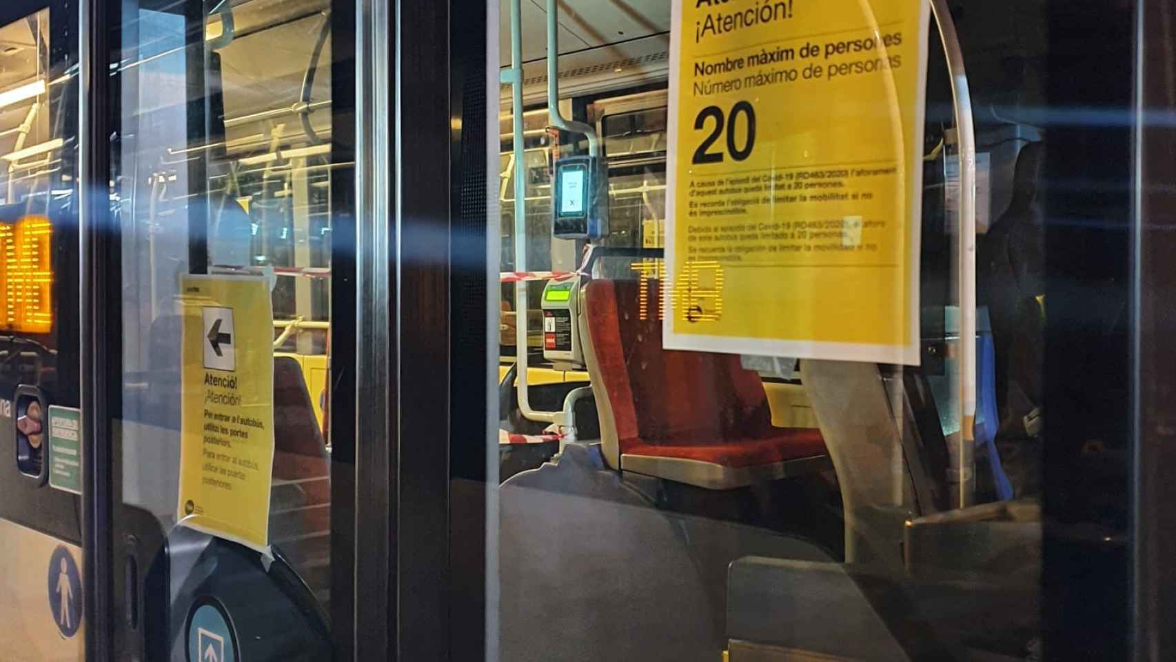 Cartel en un bus que limita el acceso a 20 personas