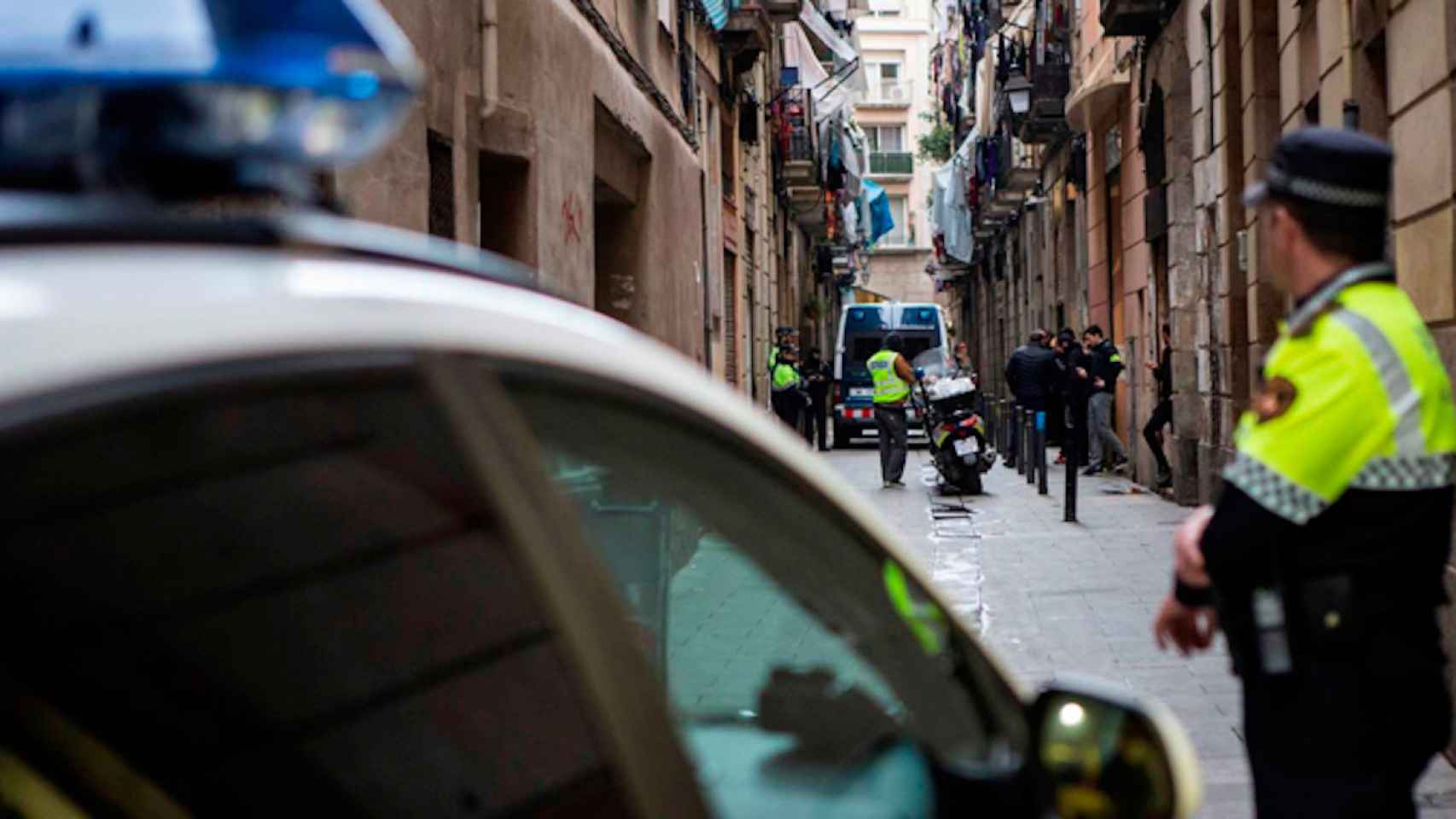 Agentes de la Guardia Urbana, durante un operativo  / CG