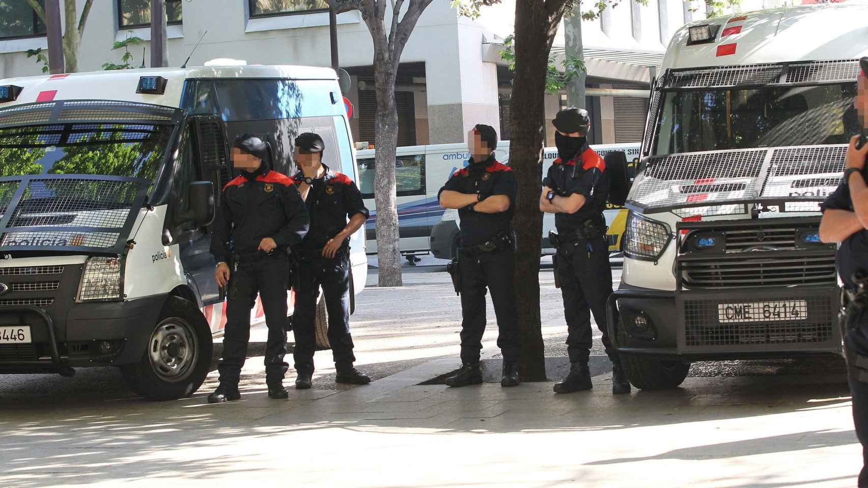 Imagen de archivo de agentes de los Mossos d'Esquadra en Barcelona / EFE