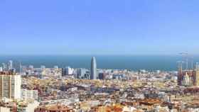 Barcelona con el cielo despejado en una imagen de archivo / EFE