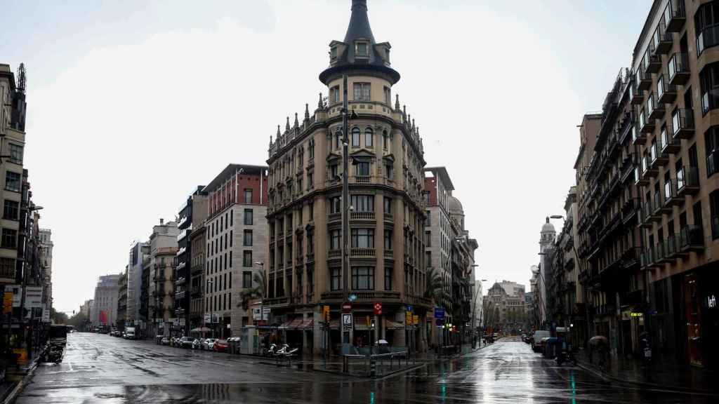 La ronda Universitat de Barcelona, vacía durante el confinamiento de la primera ola de coronavirus / EFE