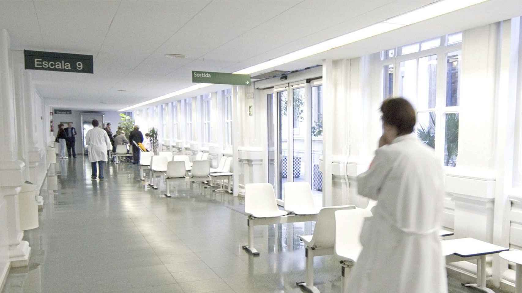 Interior del Hospital Clínic de Barcelona, referente en la lucha contra el coronavirus, con varios médicos / ARCHIVO