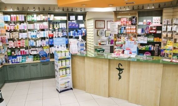 Imagen del interior de la Farmacia Hormigós Pérez, en Les Corts / GUIA DE MICROEMPRESAS