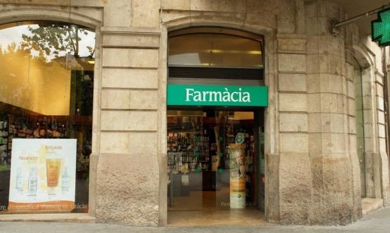 Fotografía de la entrada de la Farmacia La Pedrera, en Gràcia / YELP