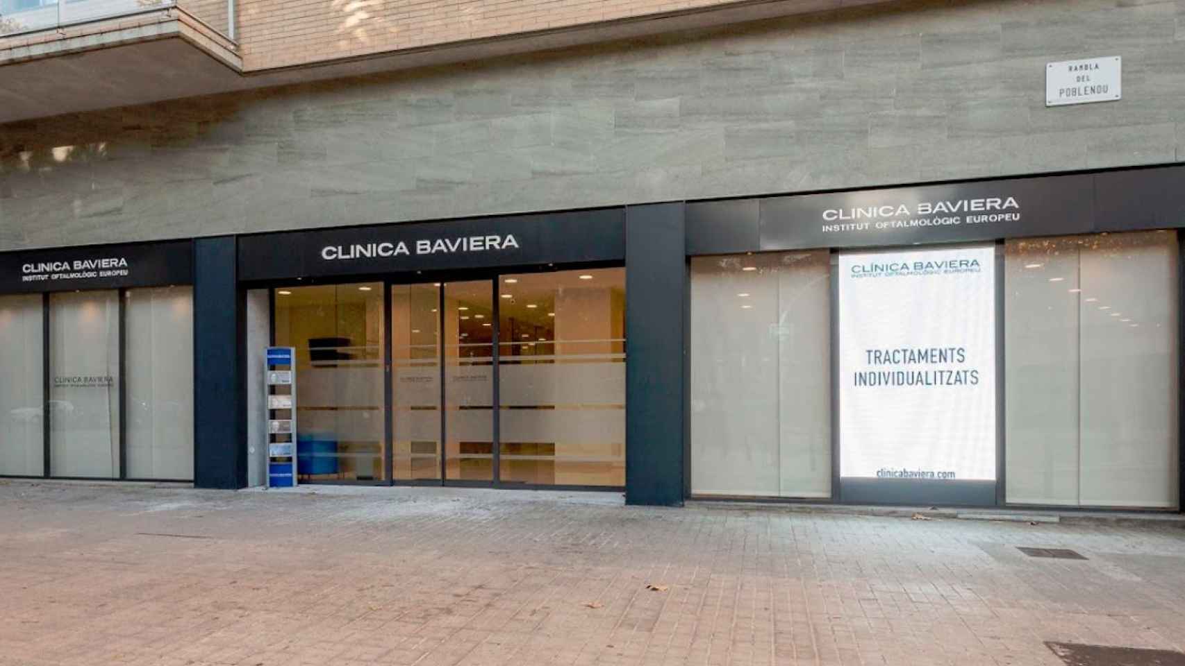 Entrada a una de las sedes de Clinica Baviera en Barcelona / CLINIC IN SPAIN