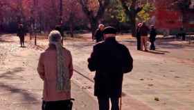 Dos ancianos paseando en una imagen de archivo / EFE