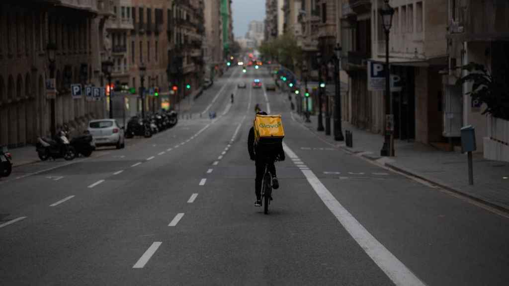 Un trabajador de Glovo en bicicleta por una calle de Barcelona / EUROPA PRESS