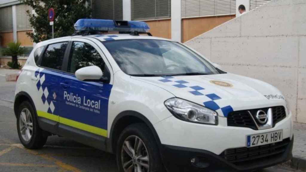 Un coche de la policía local de Cerdanyola, en una imagen de archivo / ARCHIVO