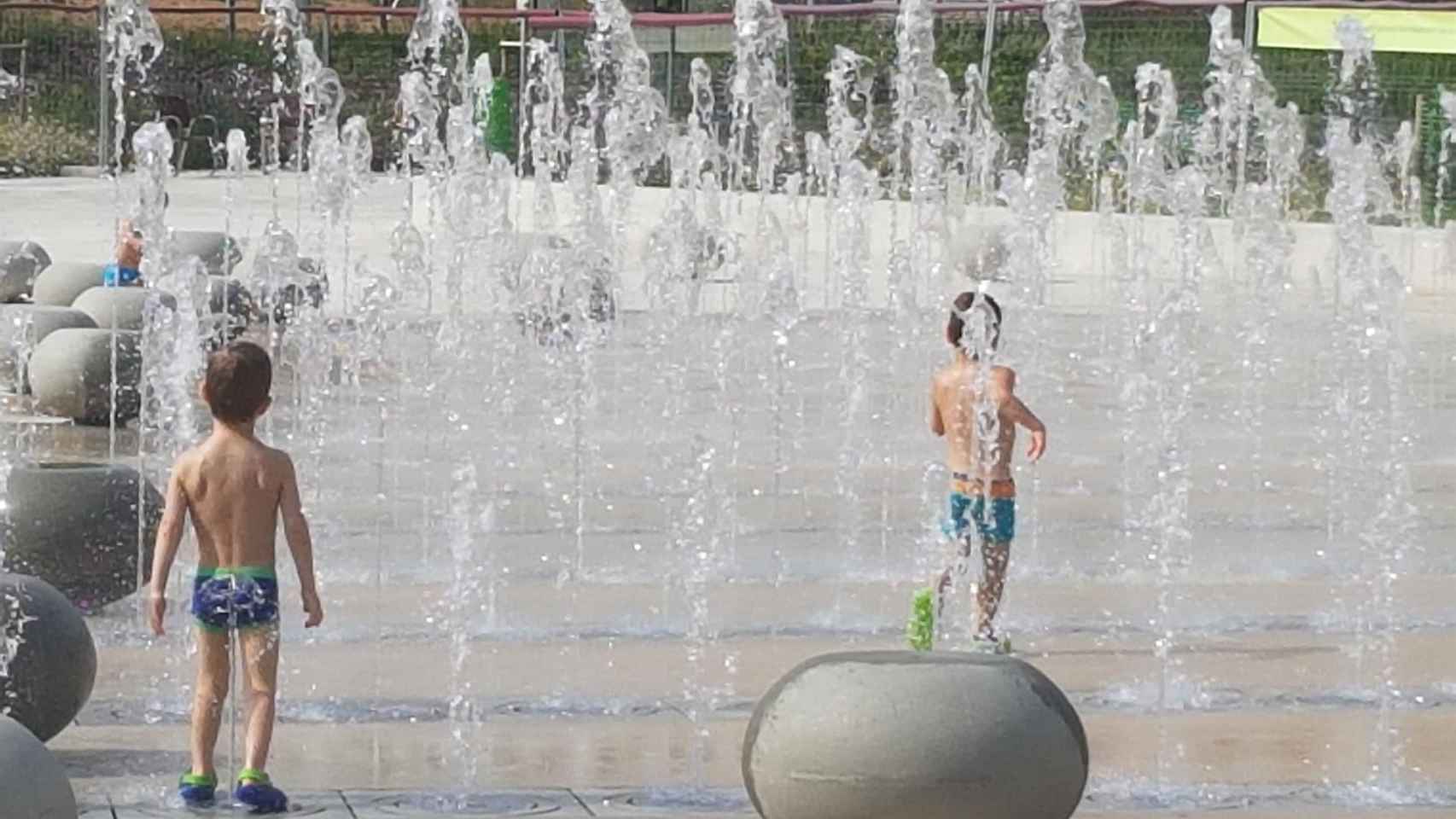 Niños jugando en una fuente de Barcelona / EUROPA PRESS