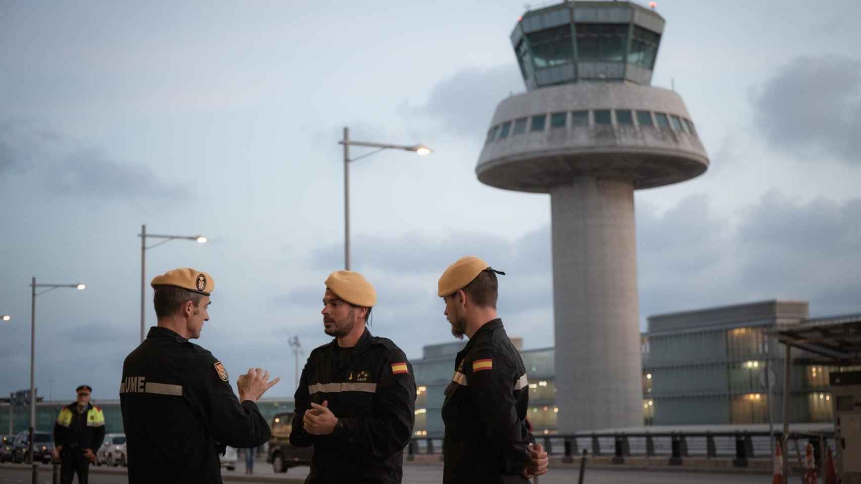 Tres militares en el aeropuerto de Barcelona, donde han caído hasta un 95% las operaciones por el coronavirus / EP