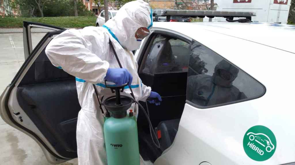 Un soldado de la UME desinfecta un vehículo / SFP