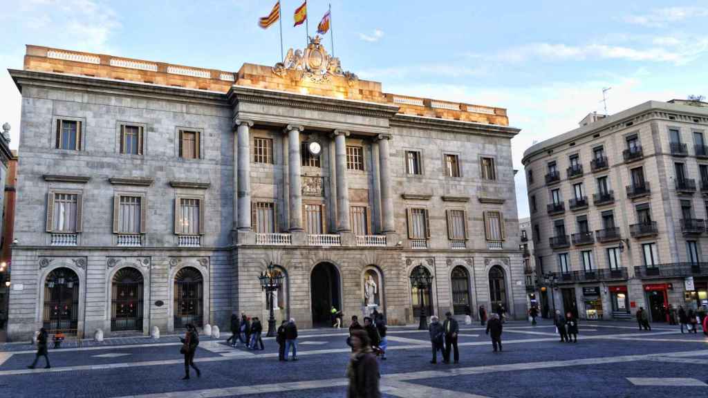 Imagen del Ayuntamiento de Barcelona y la plaza Sant Jaume