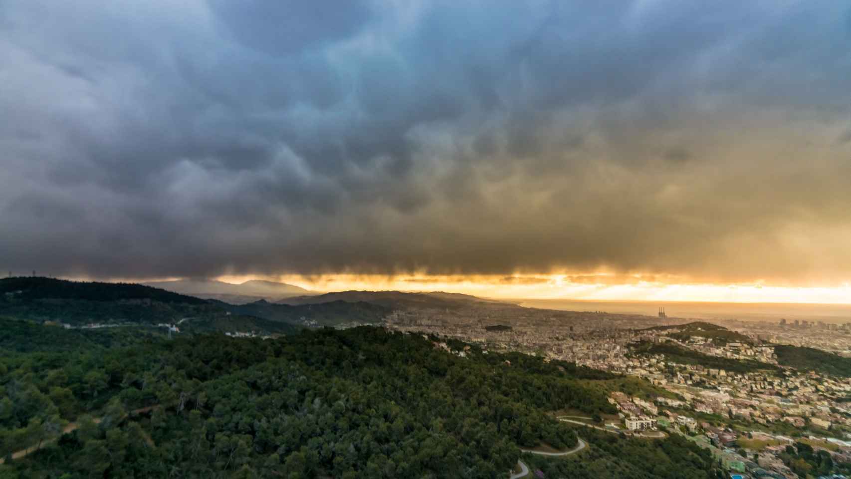 Panorámica de Barcelona con el cielo plagado de nubes