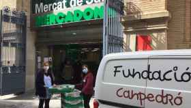 Voluntarios de la Fundació Canpedró repartiendo alimentos de Mercadona