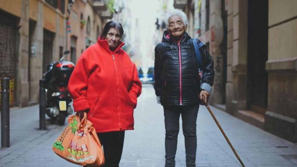 Dos mujeres sin hogar en Barcelona / ANA AGRAZ