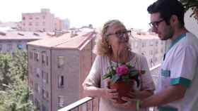 Foto de un trabajador social cuidando de una mujer en la tercera edad / ACCENT SOCIAL.CAT