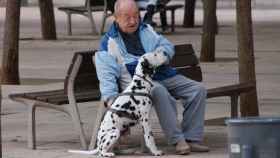 Un hombre con su perro en Barcelona