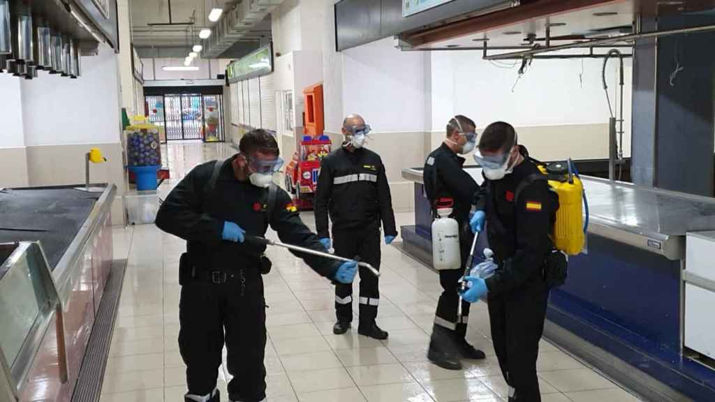 Militares de la UME limpiando el Mercado de la Salut esta semana / AYUNTAMIENTO DE BADALONA