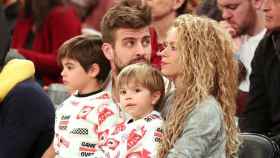 La cantante Shakira junto a Gerard Piqué y sus dos hijos, Sasha y Milan