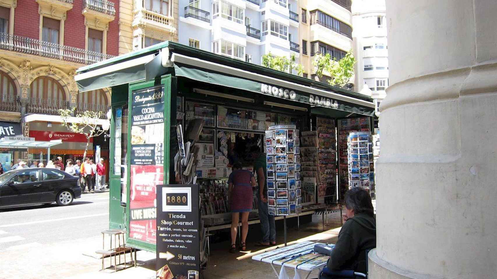 Plano general de un quiosco en plena calle / EUROPA PRESS