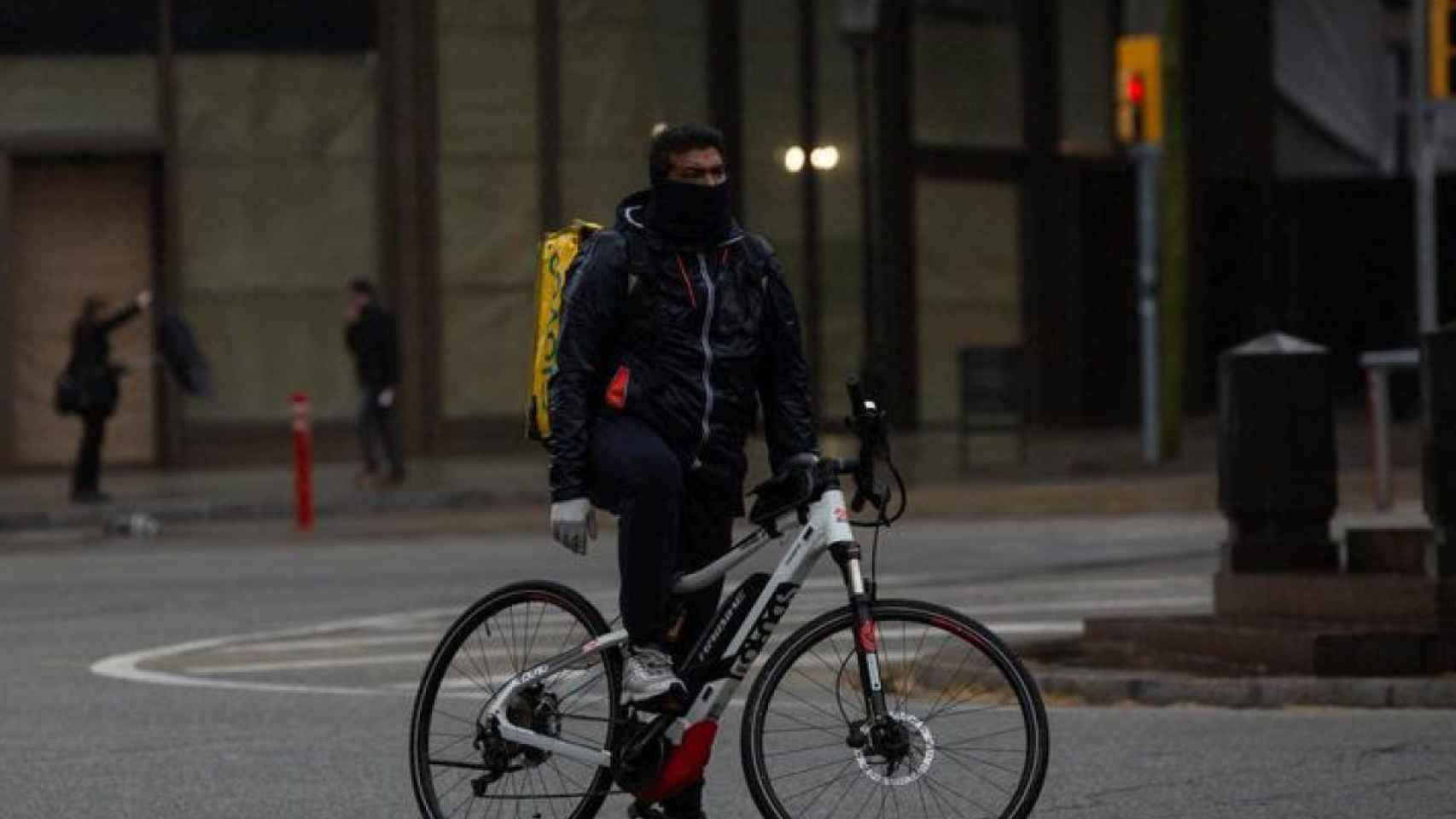 Un trabajador de Glovo durante el estado de alarma por el coronavirus en Barcelona / EUROPA PRESS