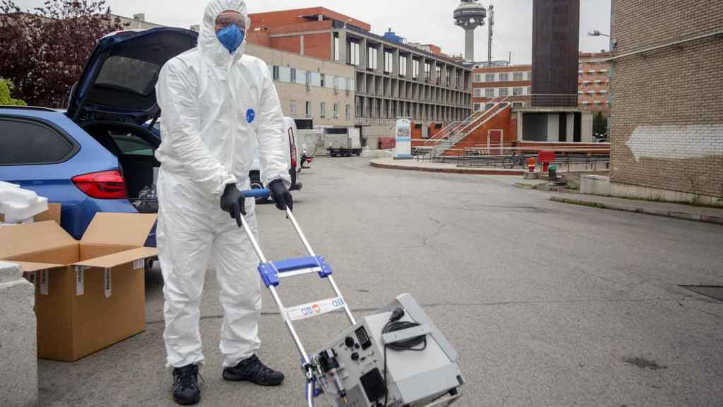 Un técnico protegido con un traje, guantes y mascarilla, tras el anuncio del desarrollo de respiradores en el Clínic, Can Ruti y la UB / EUROPA PRESS