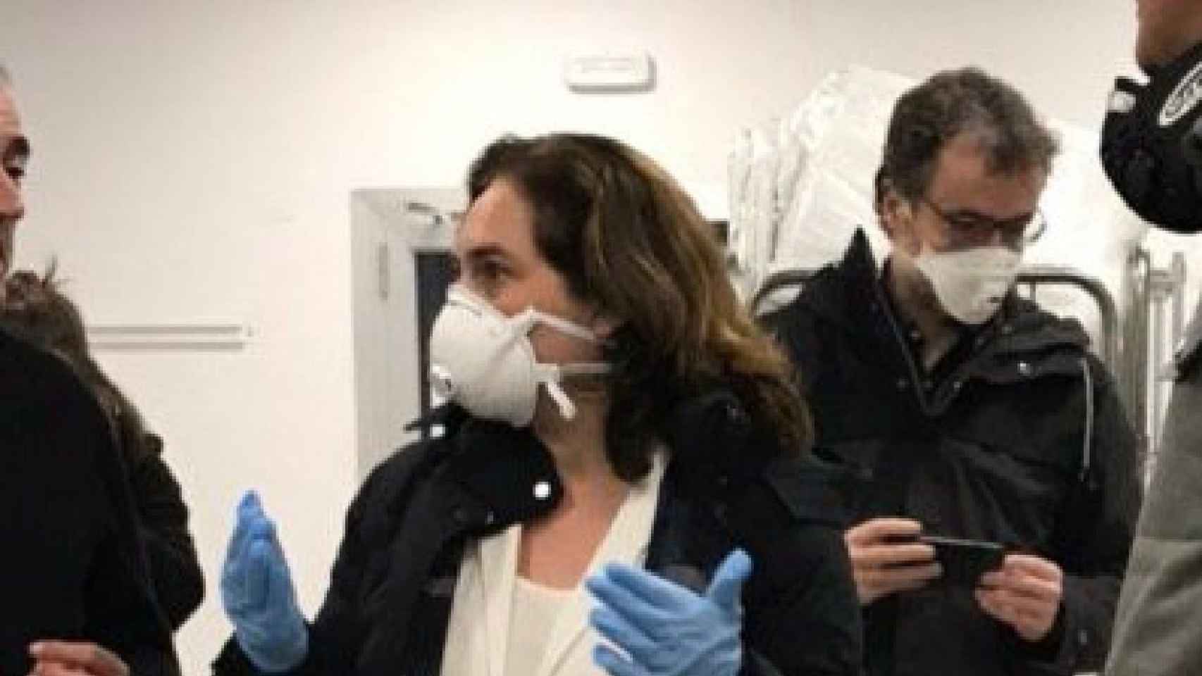 Ada Colau con la mascarilla FFP2 en la Vall d'Hebron / CELADOR ENFURECIDO