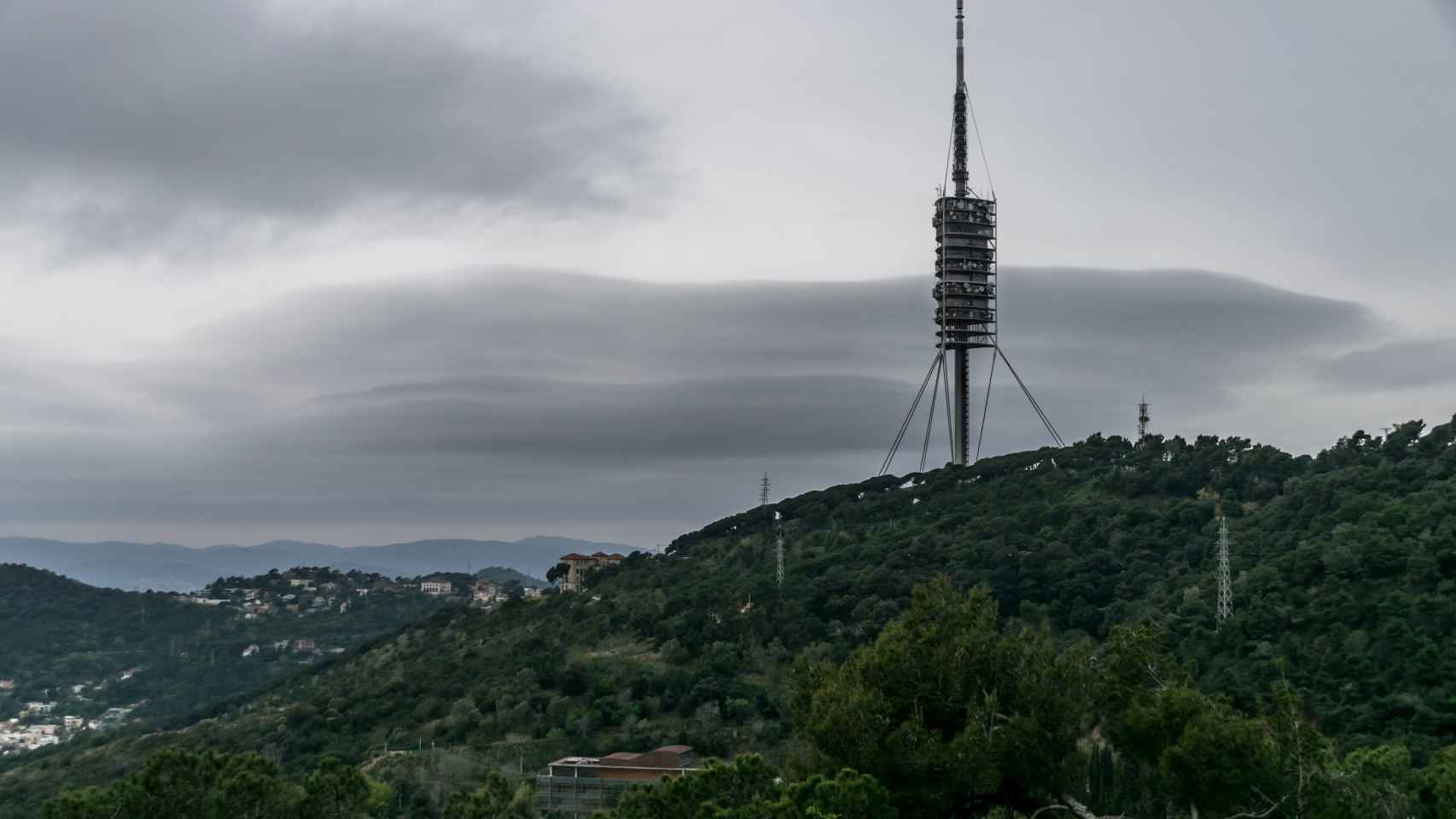 Cielo nublado y en tonos grises en la parte alta de Barcelona / ALFONS PUERTAS (alfons_pc)